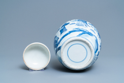 Un pot couvert en porcelaine de Chine en bleu et blanc, 19&egrave;me