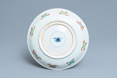 Un plat en porcelaine de Chine famille verte &agrave; d&eacute;cor d'un dragon, Kangxi