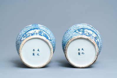 Une paire de vases en porcelaine de Chine en bleu et blanc, marque de Chenghua, 19&egrave;me