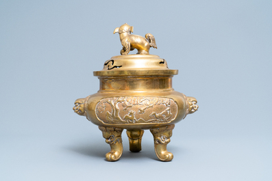 Een grote Chinese bronzen driepotige wierookbrander, 19/20e eeuw