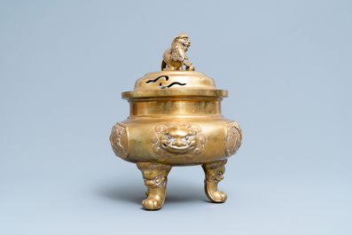 Un grand br&ucirc;le-parfum tripod en bronze, Chine, 19/20&egrave;me