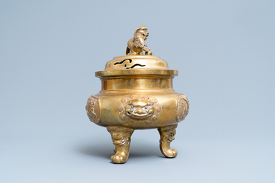 Een grote Chinese bronzen driepotige wierookbrander, 19/20e eeuw