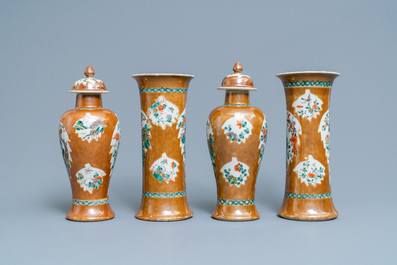 Une garniture de quatre vases en porcelaine de Chine famille verte &agrave; fond brun capucin, 19&egrave;me