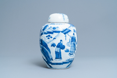 Un pot couvert en porcelaine de Chine en bleu et blanc, 19&egrave;me