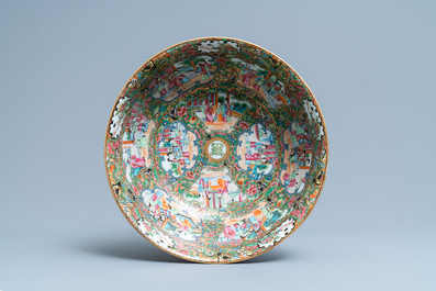 Un grand bol en porcelaine de Chine famille rose de Canton orn&eacute; d'un monogramme, 19&egrave;me