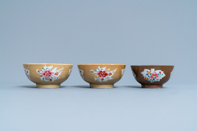 Quatre bols en porcelaine de Chine famille rose &agrave; fond brun capucin, Qianlong