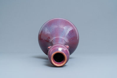 A Chinese monochrome flamb&eacute;-glazed garlic head vase, 19th C.