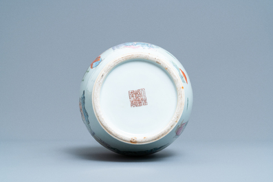 Un vase en porcelaine de Chine famille rose &agrave; d&eacute;cor d'une sc&egrave;ne de tatouage du 'Jing Zhang Bao Guo', marque de Qianlong, 19/20&egrave;me