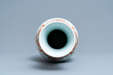 Un vase en porcelaine de Chine famille rose &agrave; d&eacute;cor d'une sc&egrave;ne de tatouage du 'Jing Zhang Bao Guo', marque de Qianlong, 19/20&egrave;me