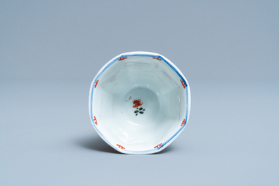 Een Chinese octagonale famille verte stem cup, Kangxi