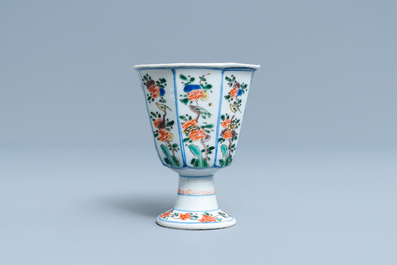 Een Chinese octagonale famille verte stem cup, Kangxi