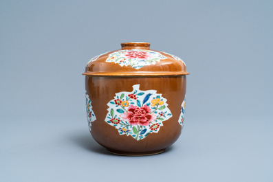 Quatre bols en porcelaine de Chine famille rose &agrave; fond brun capucin, Qianlong