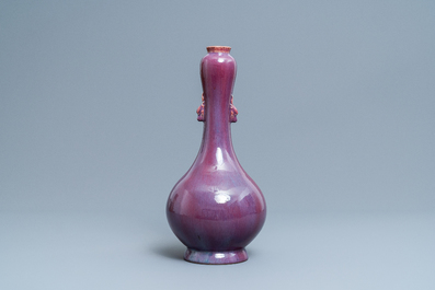 Een Chinese monochrome flamb&eacute; vaas met knoflookhals, 19e eeuw