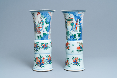 Une paire de grands vases de forme 'gu' en porcelaine de Chine wucai, &eacute;poque Transition