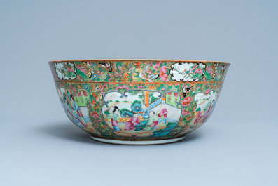 Un grand bol en porcelaine de Chine famille rose de Canton orn&eacute; d'un monogramme, 19&egrave;me