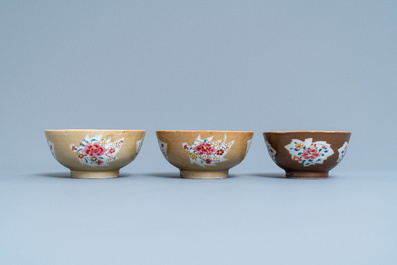 Quatre bols en porcelaine de Chine famille rose &agrave; fond brun capucin, Qianlong