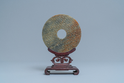 Un disque bi en jade, Chine, p&eacute;riode des Royaumes combattants ou apr&egrave;s
