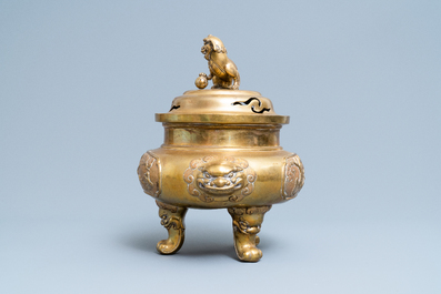 Een grote Chinese bronzen driepotige wierookbrander, 19/20e eeuw