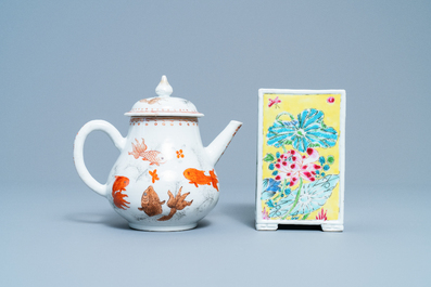 Un pot &agrave; pinceaux en porcelaine de Chine famille rose et une th&eacute;i&egrave;re en rouge de fer et dor&eacute;, Yongzheng/Qianlong