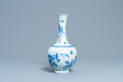 Un vase de forme bouteille en porcelaine de Chine en bleu et blanc &agrave; d&eacute;cor d'un chat et d'un papillon, &eacute;poque Transition