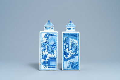 Une paire de vases couverts en porcelaine de Chine en bleu et blanc, Kangxi