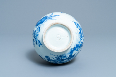 Un vase de forme bouteille en porcelaine de Chine en bleu et blanc &agrave; d&eacute;cor d'un chat et d'un papillon, &eacute;poque Transition