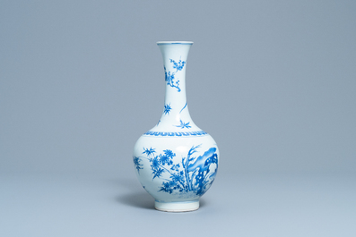 Un vase de forme bouteille en porcelaine de Chine en bleu et blanc &agrave; d&eacute;cor d'un chat et d'un papillon, &eacute;poque Transition