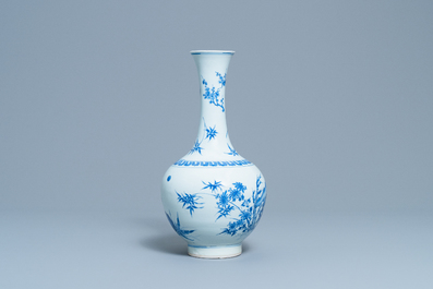 Un vase de forme bouteille en porcelaine de Chine en bleu et blanc &agrave; d&eacute;cor d'un chat et d'un papillon, &eacute;poque Transition