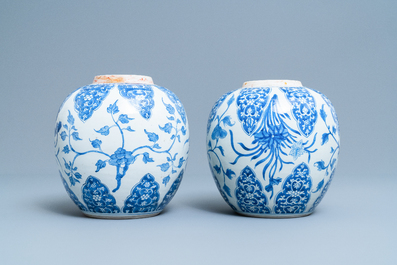 Een paar Chinese blauw-witte gemberpotten met floraal decor, Kangxi