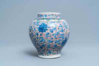 Un vase en porcelaine de Chine wucai &agrave; d&eacute;cor floral, &eacute;poque Transition