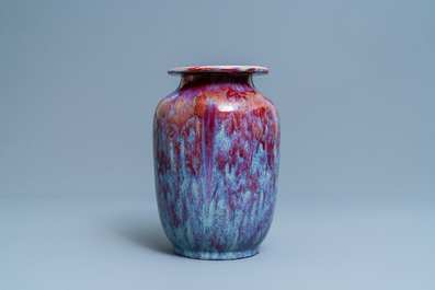 Un vase en porcelaine de Chine &agrave; &eacute;mail flamb&eacute; en deux couleurs, 18/19&egrave;me