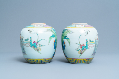 Een paar Chinese famille rose potten met verhalend decor, 19/20e eeuw