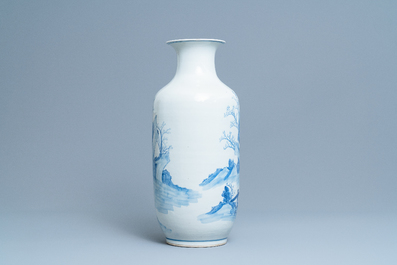 Een Chinese blauw-witte vaas met verhalend decor, Kangxi merk, 19e eeuw