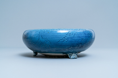 Een Chinese monochrome blauwe wierookbrander met onderglazuur floraal decor, Ming