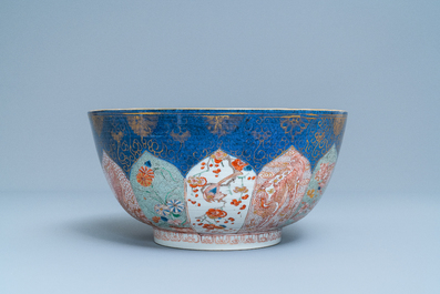 Un bol en porcelaine de Chine verte-Imari &agrave; fond bleu poudr&eacute;, Kangxi