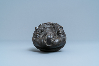 Een Chinese bronzen figuur van een hoogwaardigheidsbekleder, 17/18e eeuw