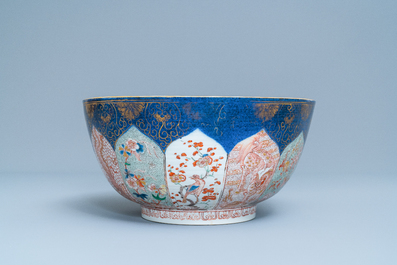 Un bol en porcelaine de Chine verte-Imari &agrave; fond bleu poudr&eacute;, Kangxi