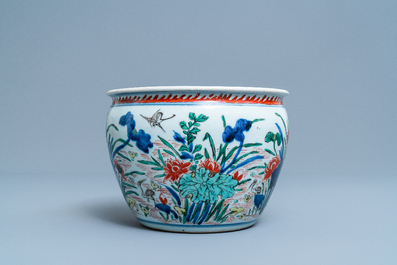 Une jardini&egrave;re en porcelaine de Chine wucai, &eacute;poque Transition