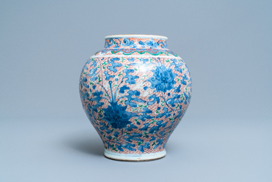 Un vase en porcelaine de Chine wucai &agrave; d&eacute;cor floral, &eacute;poque Transition