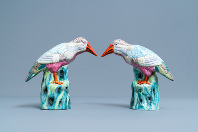 Une paire de mod&egrave;les de martin-p&ecirc;cheurs en porcelaine de Chine famille rose, Qianlong
