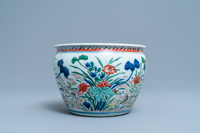 Une jardini&egrave;re en porcelaine de Chine wucai, &eacute;poque Transition