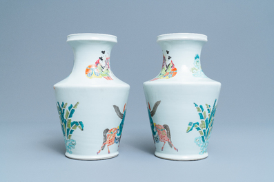 Une paire de vases en porcelaine de Chine famille rose de style Yongzheng, 19/20&egrave;me