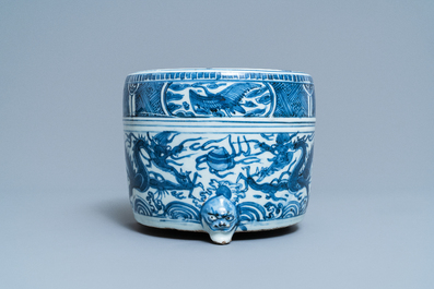 Een Chinese blauw-witte driepotige wierookbrander met draken, Ming