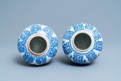Une paire de pots en porcelaine de Chine en bleu et blanc &agrave; d&eacute;cor floral, Kangxi