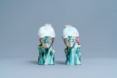 Une paire de mod&egrave;les de martin-p&ecirc;cheurs en porcelaine de Chine famille rose, Qianlong