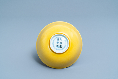 Un bol en porcelaine de Chine en jaune monochrome, marque de Jiajing, 18/19&egrave;me