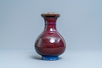 Un vase en porcelaine de Chine &agrave; &eacute;mail flamb&eacute;, 18/19&egrave;me