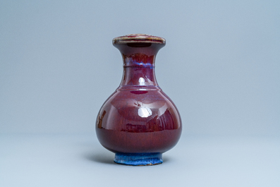 Een Chinese flesvormige flamb&eacute; vaas met lotushals, 18/19e eeuw