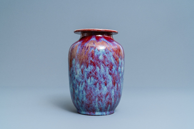Een Chinese vaas met tweekleurig flamb&eacute; glazuur, 18/19e eeuw