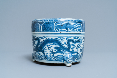 Een Chinese blauw-witte driepotige wierookbrander met draken, Ming